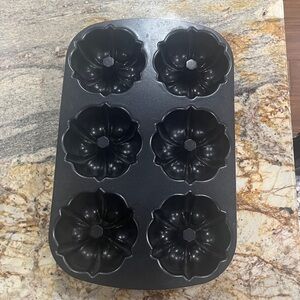 NORDIC WARE Festival Bundt 6 Mini Cake-Muffin Bake Pan. Black, Cast Iron.